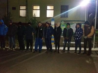 Закарпатські та словацькі прикордонники затримали 22-х нелегалів з Південно-Східної Азії Закарпатські та словацькі прикордонники затримали 22-х нелегалів з Південно-Східної Азії