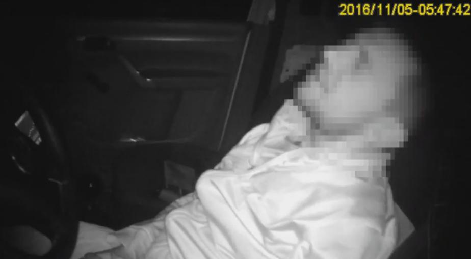 У Мукачеві водій іномарки "кайфував" прямо за кермом автомобіля У Мукачеві водій іномарки "кайфував" прямо за кермом автомобіля
