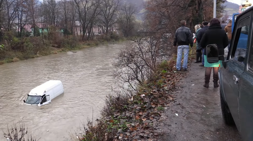У Рахові мікроавтобус злетів у річку: водій у дуже тяжкому стані У Рахові мікроавтобус злетів у річку: водій у дуже тяжкому стані