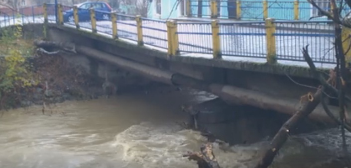 Велика вода пошкодила у Сваляві міст Велика вода пошкодила у Сваляві міст