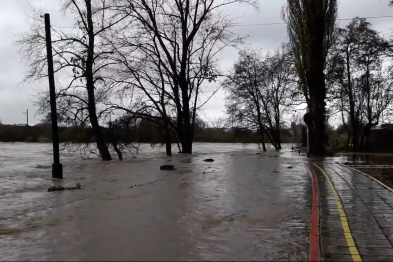 В Ужгороді вода підтопила дитячу залізницю В Ужгороді вода підтопила дитячу залізницю