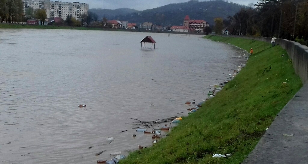 Рівень води у річці Латориця у Мукачеві сягнув 10-метрової позначки Рівень води у річці Латориця у Мукачеві сягнув 10-метрової позначки