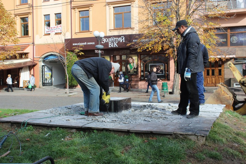 Демонтованому пам’ятнику Мігая Мункачі знайшли нове місце Демонтованому пам’ятнику Мігая Мункачі знайшли нове місце