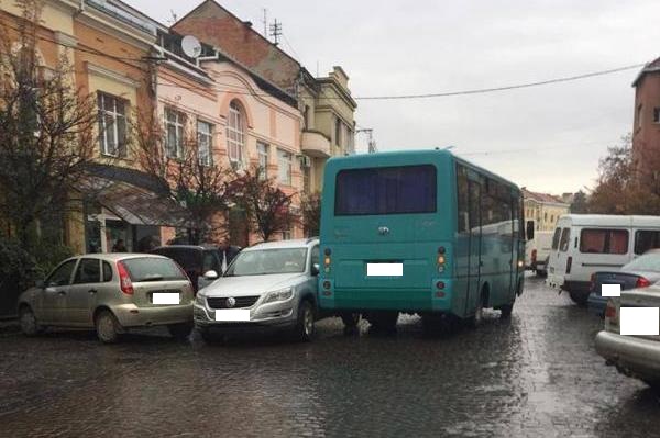 ДТП в Ужгороді: автобус не розминувся з іномаркою "Volkswagen" ДТП в Ужгороді: автобус не розминувся з іномаркою "Volkswagen"