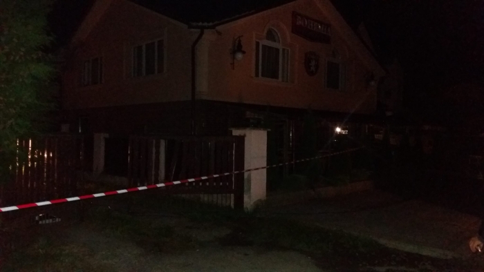 У Сваляві біля ресторану, який раніше обстріляли з гранатомету, знайшли гранату У Сваляві біля ресторану, який раніше обстріляли з гранатомету, знайшли гранату