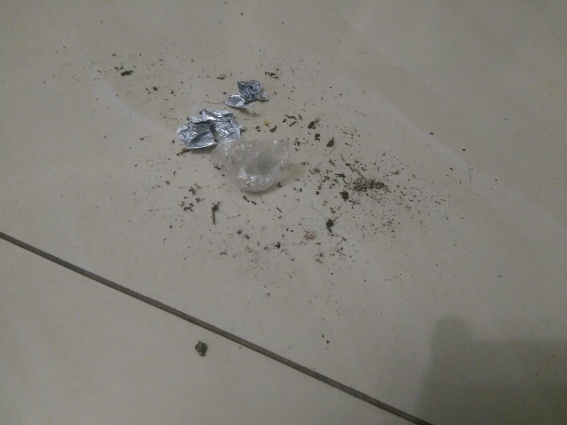 Чоловік при появі поліцейських намагався з’їсти пакет марихуани Чоловік при появі поліцейських намагався з’їсти пакет марихуани