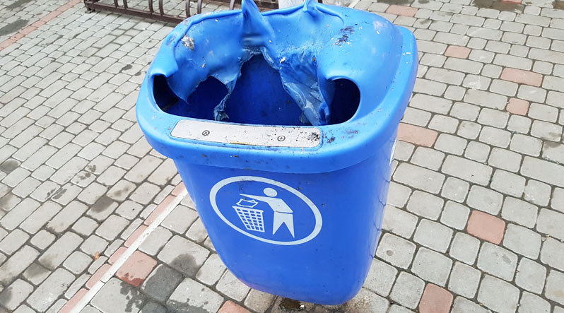 Через курців в Ужгороді потерпають пластикові сміттєві баки Через курців в Ужгороді потерпають пластикові сміттєві баки