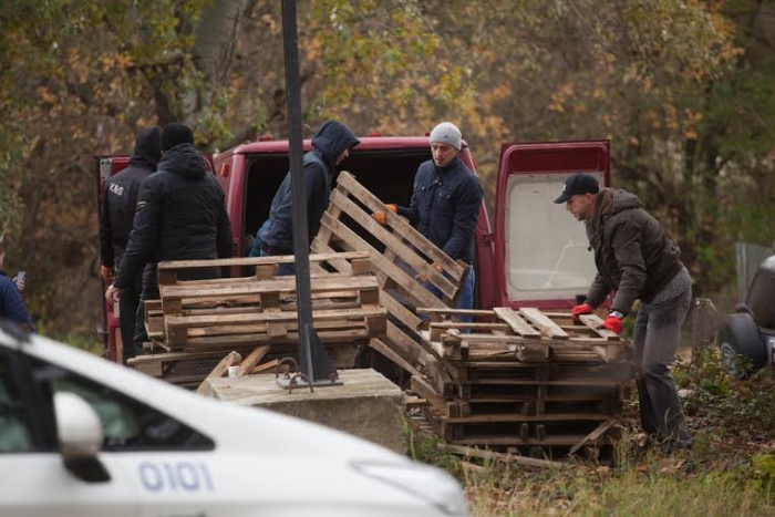 В Ужгороді біля словацького кордону "пересічники" протестують: до митного посту звозять дерев’яні піддони В Ужгороді біля словацького кордону "пересічники" протестують: до митного посту звозять дерев’яні піддони