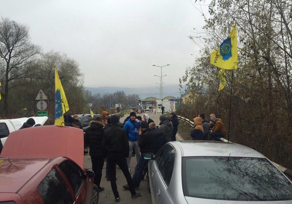 Автоактивісти заблокували рух на КПП "Солотвино" на Тячівщині Автоактивісти заблокували рух на КПП "Солотвино" на Тячівщині