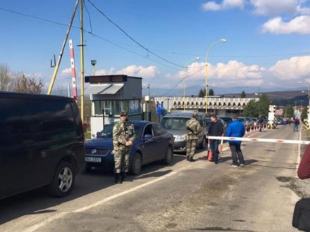 Словаччина та Румунія призупинили пропуск легкових авто у бік України через акцію “пересічників” Словаччина та Румунія призупинили пропуск легкових авто у бік України через акцію “пересічників”