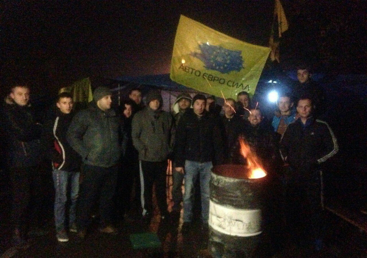 У Солотвині "пересічники" продовжують блокувати рух до румунського кордону У Солотвині "пересічники" продовжують блокувати рух до румунського кордону