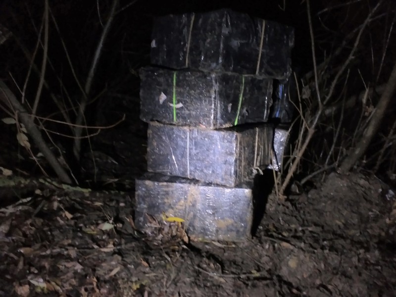 За 20 метрів від кордону чопські прикордонники виявили 10 ящиків з цигарками За 20 метрів від кордону чопські прикордонники виявили 10 ящиків з цигарками