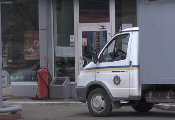 Працівники АЗС попросили товариша викрасти від них 120 тисяч гривень. А для правдивості ще й побити їх Працівники АЗС попросили товариша викрасти від них 120 тисяч гривень. А для правдивості ще й побити їх