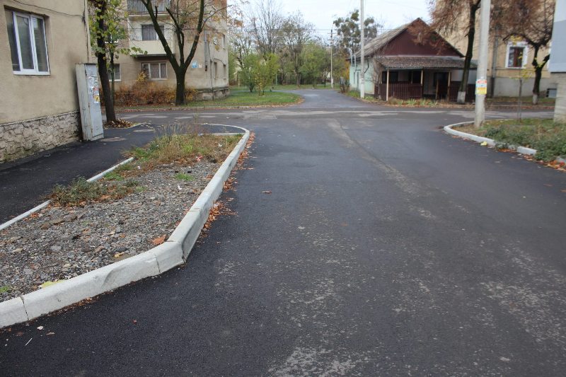 В мікрорайоні ДОСи Мукачева тривають капітальні ремонти В мікрорайоні ДОСи Мукачева тривають капітальні ремонти