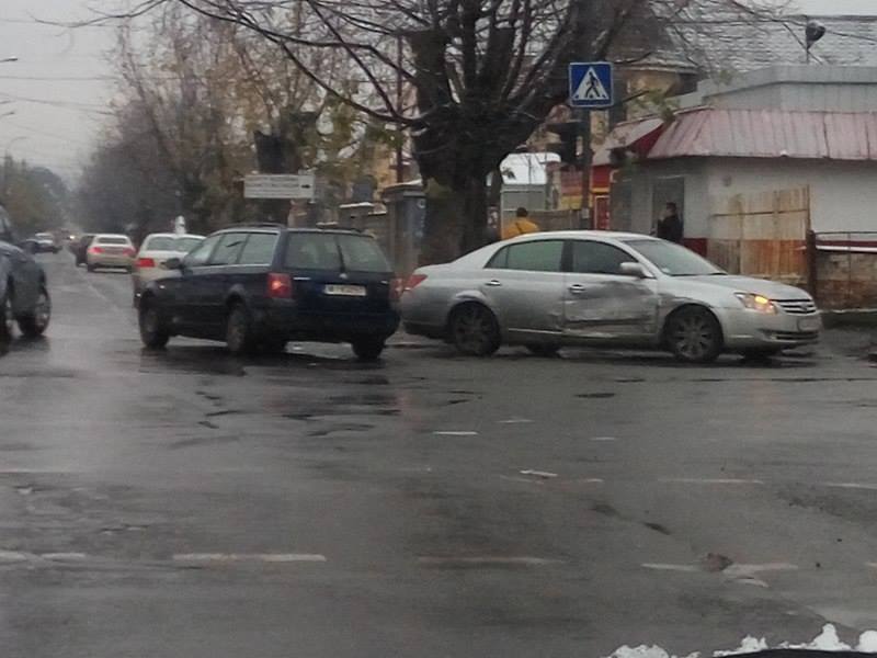 В Ужгороді не розминулись "Тойота" та "Фольксваген" В Ужгороді не розминулись "Тойота" та "Фольксваген"