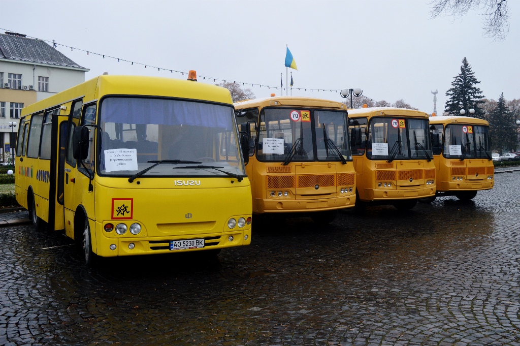 Для шкіл Закарпаття за рахунок зекономлених на тендерах коштах до кінця року закуплять додатково ще три шкільні автобуси Для шкіл Закарпаття за рахунок зекономлених на тендерах коштах до кінця року закуплять додатково ще три шкільні автобуси