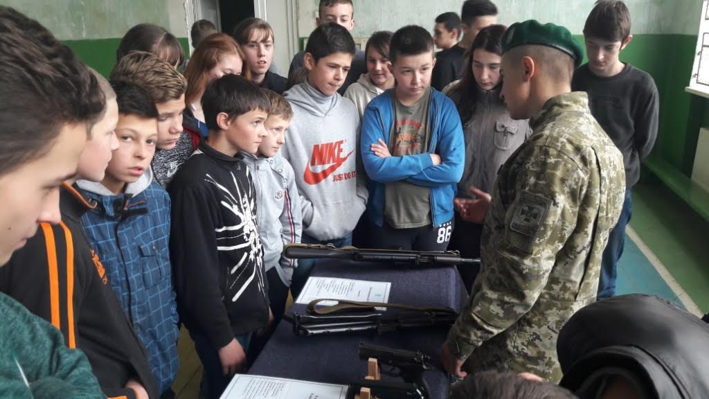 До вихованців школи-інтернату завітали прикордонники Мукачівського загону До вихованців школи-інтернату завітали прикордонники Мукачівського загону