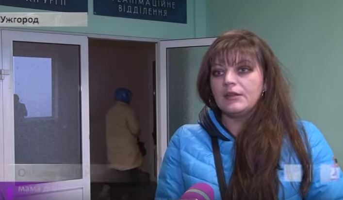 Мати прокоментувала стан своєї дитини, на яку впав стовбур дерева і завдав численних переломів та ран Мати прокоментувала стан своєї дитини, на яку впав стовбур дерева і завдав численних переломів та ран