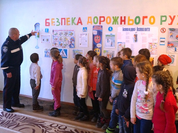 Працівники поліції навчали дітей правил дорожнього руху Працівники поліції навчали дітей правил дорожнього руху