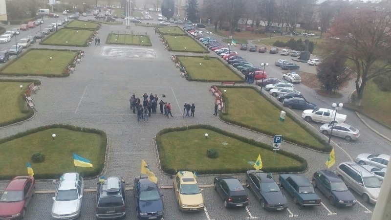 На обіцяний "великий" протест "пересічників", практично, ніхто не приїхав: під ОДА всього кілька автівок На обіцяний "великий" протест "пересічників", практично, ніхто не приїхав: під ОДА всього кілька автівок