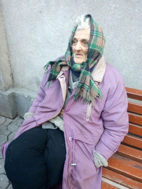 Бабуся, яку поліцейські знайшли у Мукачеві, відмовляється назвати своє ім’я Бабуся, яку поліцейські знайшли у Мукачеві, відмовляється назвати своє ім’я