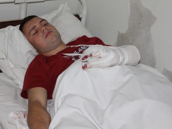 На поліцейського з Рахівщини, якого поранив нетверезий чоловік, чекає складна операція На поліцейського з Рахівщини, якого поранив нетверезий чоловік, чекає складна операція