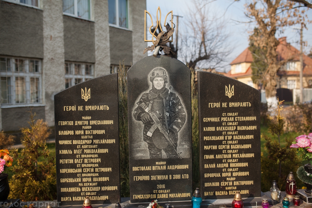 В Ужгороді вшанували пам’ять воїна, що поліг у російсько-українській війні на Донбасі В Ужгороді вшанували пам’ять воїна, що поліг у російсько-українській війні на Донбасі