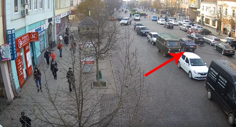 У мережі оприлюднили відео, як школяр у центрі Мукачева потрапив під колеса автівки У мережі оприлюднили відео, як школяр у центрі Мукачева потрапив під колеса автівки