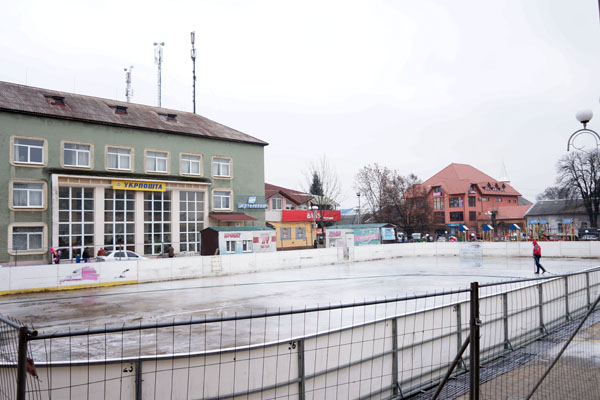 У Тячеві готують до відкриття ковзанку У Тячеві готують до відкриття ковзанку