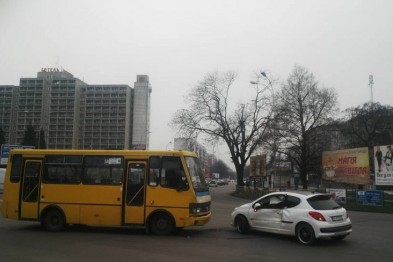 ДТП в Ужгороді: біля "України" зіткнулись "Пежо" та маршрутка ДТП в Ужгороді: біля "України" зіткнулись "Пежо" та маршрутка