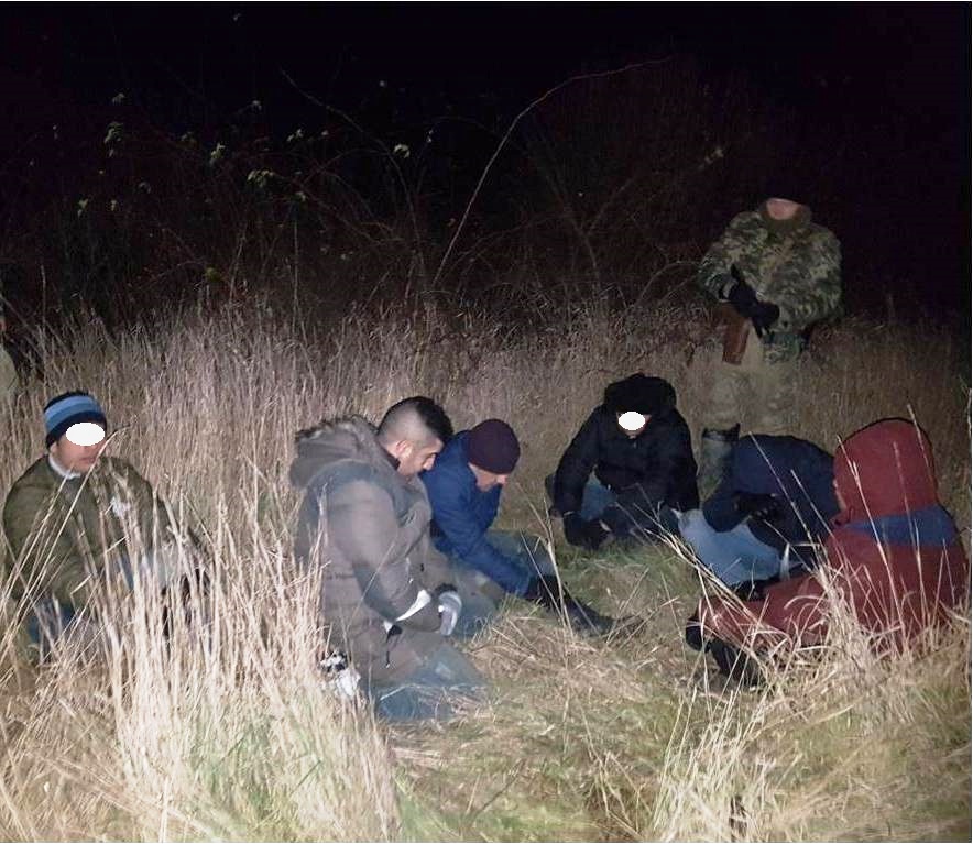 На Закарпатті прикордонники затримали 6 нелегальних мігрантів, які пробиралися в Угорщину На Закарпатті прикордонники затримали 6 нелегальних мігрантів, які пробиралися в Угорщину