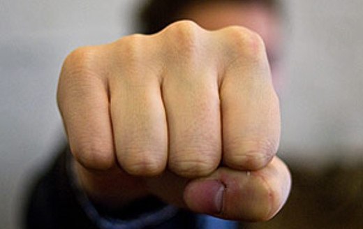 У Мукачеві нетверезі сусіди влаштували бійку У Мукачеві нетверезі сусіди влаштували бійку