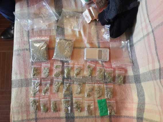 У будинку ужгородця поліцейські знайшли розфасовану марихуану