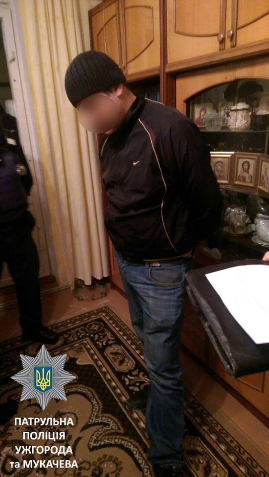 У Мукачеві рідний брат побив сестру: патрульні затримали чоловіка У Мукачеві рідний брат побив сестру: патрульні затримали чоловіка