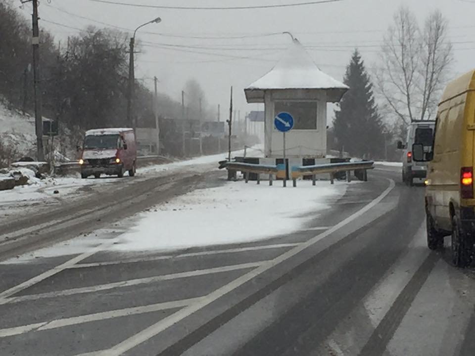 На перевалі між Міжгір’ям та Воловцем мікроавтобус з’їхав у кювет На перевалі між Міжгір’ям та Воловцем мікроавтобус з’їхав у кювет