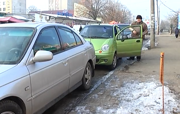 Вулиці, тротуари та газони Ужгорода перетворились на суцільну автостоянку Вулиці, тротуари та газони Ужгорода перетворились на суцільну автостоянку