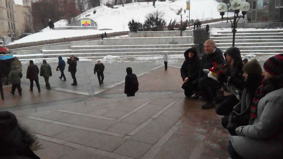 У центрі Києва попрощались із вбитим у зоні АТО закарпатцем. Завтра його поховають у Мукачеві У центрі Києва попрощались із вбитим у зоні АТО закарпатцем. Завтра його поховають у Мукачеві