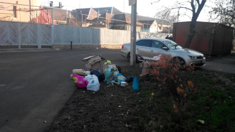 Оштрафовано двох мукачівців, які викидали сміття на вулиці та тротуари міста Оштрафовано двох мукачівців, які викидали сміття на вулиці та тротуари міста