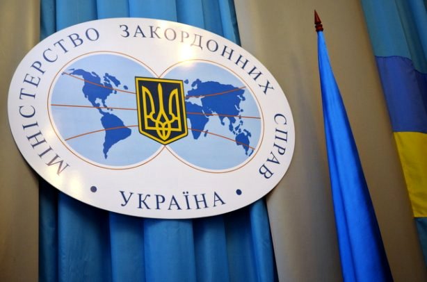 Екс-дипломатка, чоловіка якої затримали на контрабанді, хоче поновитися на роботі та вимагає матеріальної компенсації Екс-дипломатка, чоловіка якої затримали на контрабанді, хоче поновитися на роботі та вимагає матеріальної компенсації