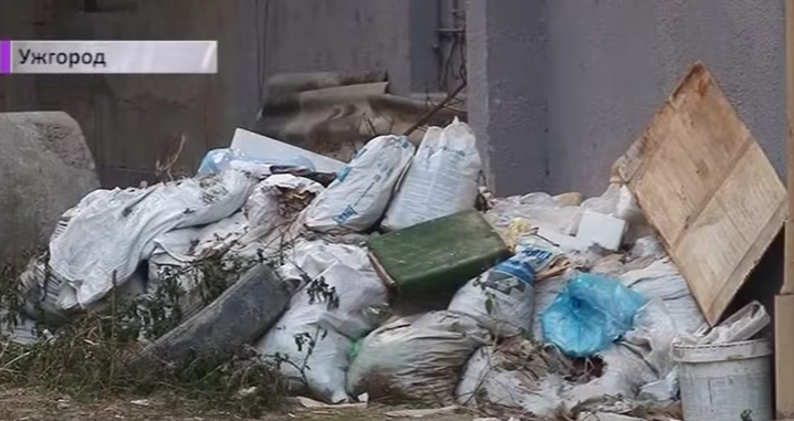 Купу сміття у центрі Ужгорода не можуть прибрати вже другий рік Купу сміття у центрі Ужгорода не можуть прибрати вже другий рік