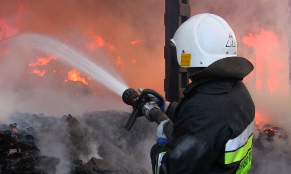 Пожежники врятували 99-річну бабусю, в якої загорілась хата Пожежники врятували 99-річну бабусю, в якої загорілась хата