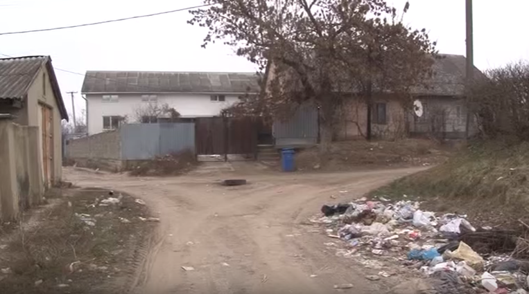 Вулиця Спортивна у мікрорайоні Радванка засипана сміттям Вулиця Спортивна у мікрорайоні Радванка засипана сміттям