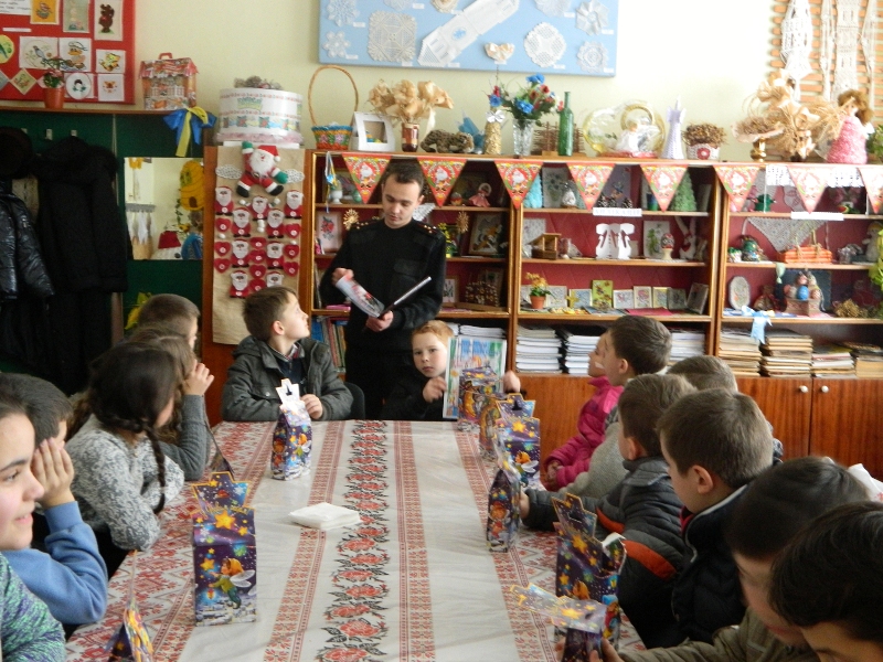Напередодні новорічних свят іршавські рятувальники провели інформаційно-роз’яснювальну роботу в школі Напередодні новорічних свят іршавські рятувальники провели інформаційно-роз’яснювальну роботу в школі