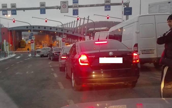 На КПП "Ужгород" черга автомобілів сягає кілометра На КПП "Ужгород" черга автомобілів сягає кілометра