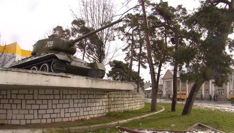 Біля танку у Мукачеві сталась потрійна ДТП Біля танку у Мукачеві сталась потрійна ДТП