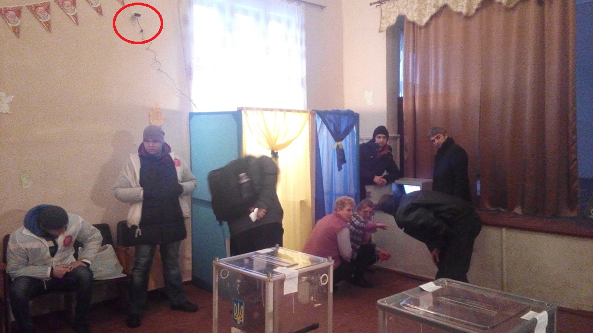 На одній з виборчих дільниць Свалявщини зафіксовано відеокамеру над кабінкою для голосування На одній з виборчих дільниць Свалявщини зафіксовано відеокамеру над кабінкою для голосування