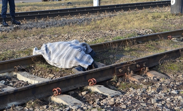 Біля Мукачева на колії виявили труп чоловіка з відрізаною головою Біля Мукачева на колії виявили труп чоловіка з відрізаною головою
