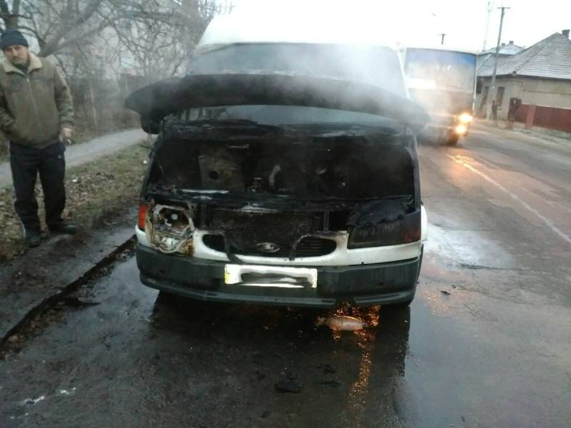 У Берегові під час руху загорівся мікроавтобус У Берегові під час руху загорівся мікроавтобус