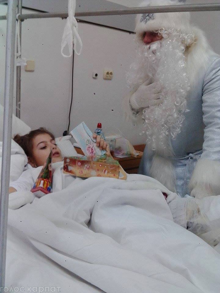Дівчинку з Ужгорода, яку скалічило дерево, перевели до обласної дитячої лікарні у Мукачеві Дівчинку з Ужгорода, яку скалічило дерево, перевели до обласної дитячої лікарні у Мукачеві
