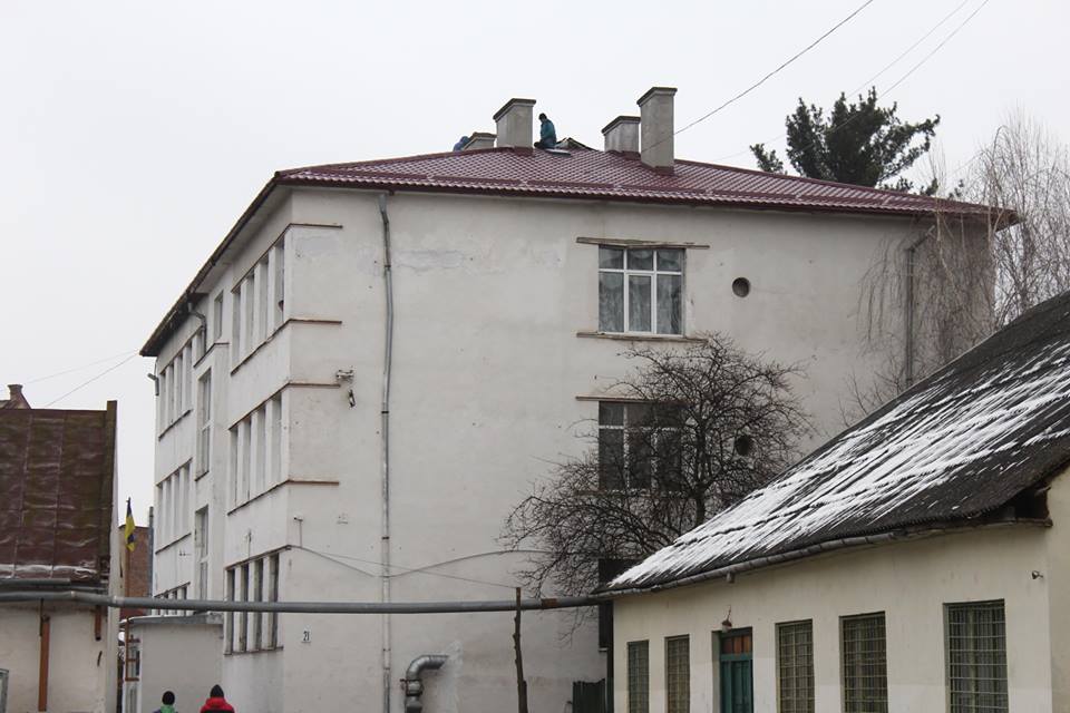 У Мукачівському ліцеї відремонтували дах У Мукачівському ліцеї відремонтували дах